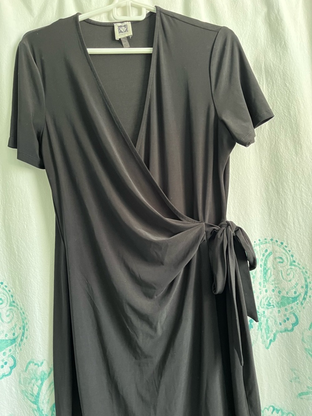 🔥 **Anne Klein Black Faux Wrap Midi Dress – Effortless, Flattering & Timeless**